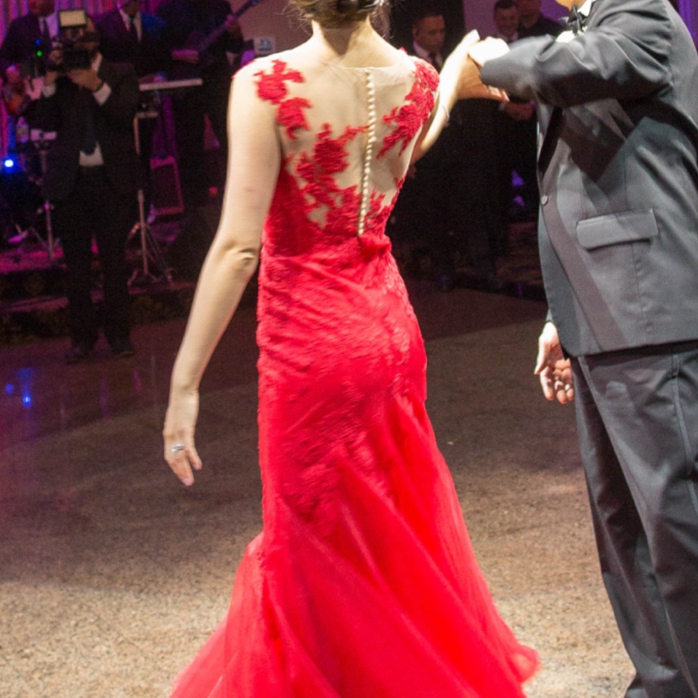 Pronovios red ball gown - Picture 2 of 8